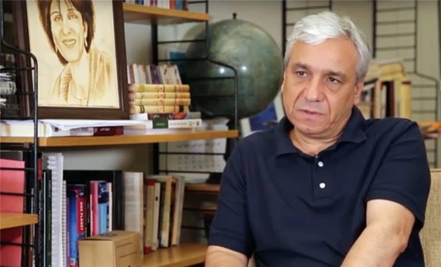 yasin-haj-saleh in room